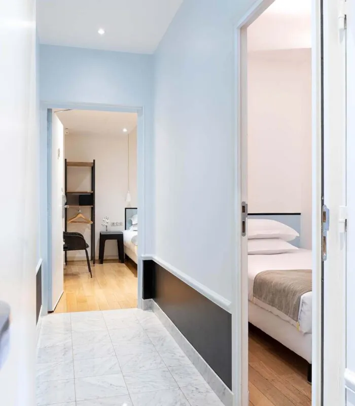 Couloir privatisé menant aux chambres de la chambre communicante avec vue sur un lit simple à l’Hôtel Palm