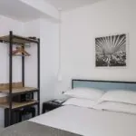 Idéales pour un séjour en famille, nos chambres familiales offrent un espace confortable et fonctionnel