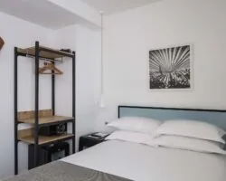 Idéales pour un séjour en famille, nos chambres familiales offrent un espace confortable et fonctionnel