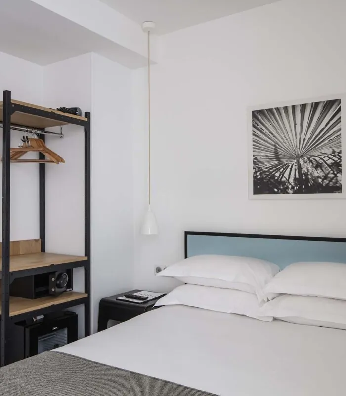 Idéales pour un séjour en famille, nos chambres familiales offrent un espace confortable et fonctionnel