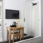 Une des 2 chambres d’une chambre familiale avec une télévision à écran plat fixée au mur à l’Hôtel Palm