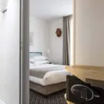 Une chambre d’une chambre familiale avec un coffre-fort et un lit à l’Hôtel Palm