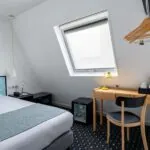 Chambre Single avec un lit et un bureau à l’Hôtel Palm