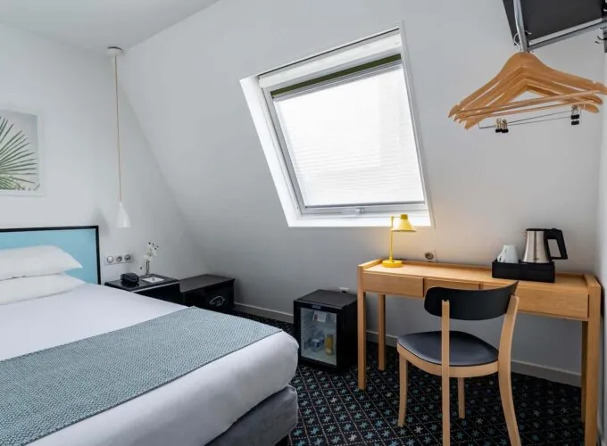 Chambre Single avec un lit et un bureau à l’Hôtel Palm