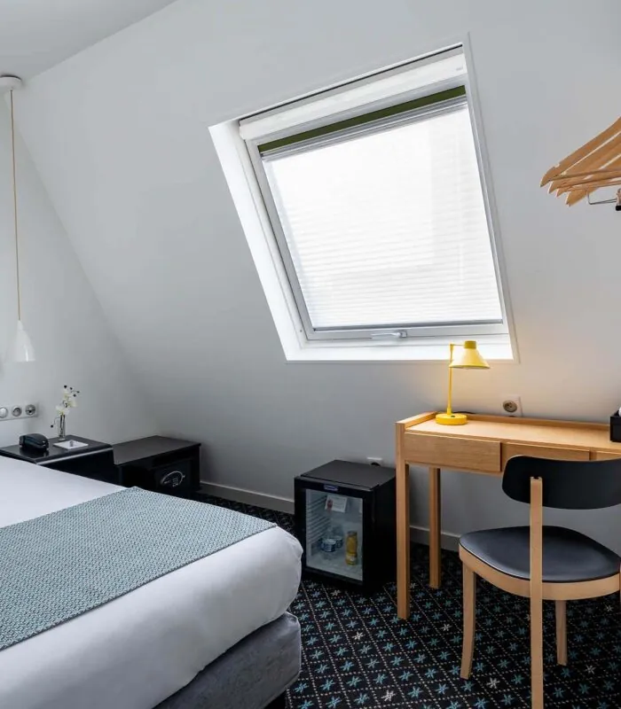 Chambre Single avec un lit et un bureau à l’Hôtel Palm