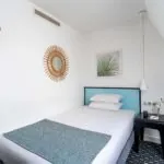 Chambre d’une chambre Single avec un lit simple et un tableau au mur à l’Hôtel Palm