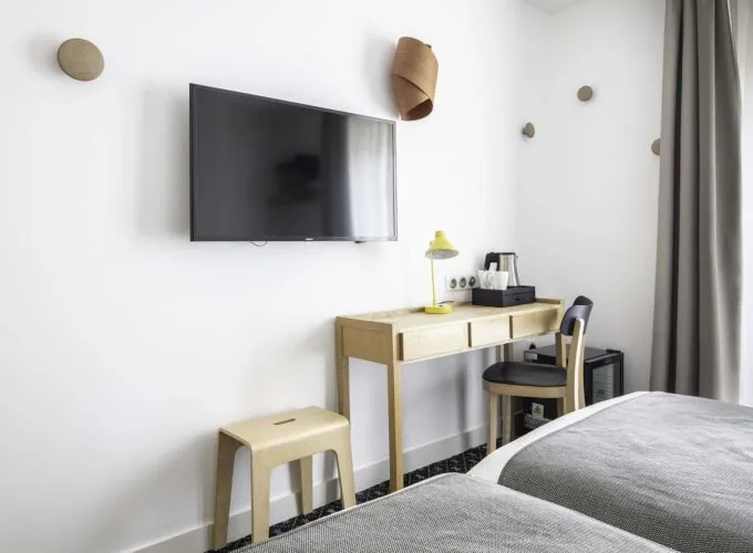 Chambre Twin avec deux lits, un bureau et une télévision à écran plat à l’Hôtel Palm