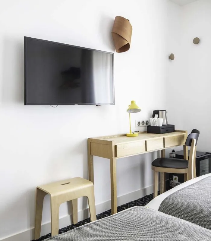 Chambre Twin avec deux lits, un bureau et une télévision à écran plat à l’Hôtel Palm