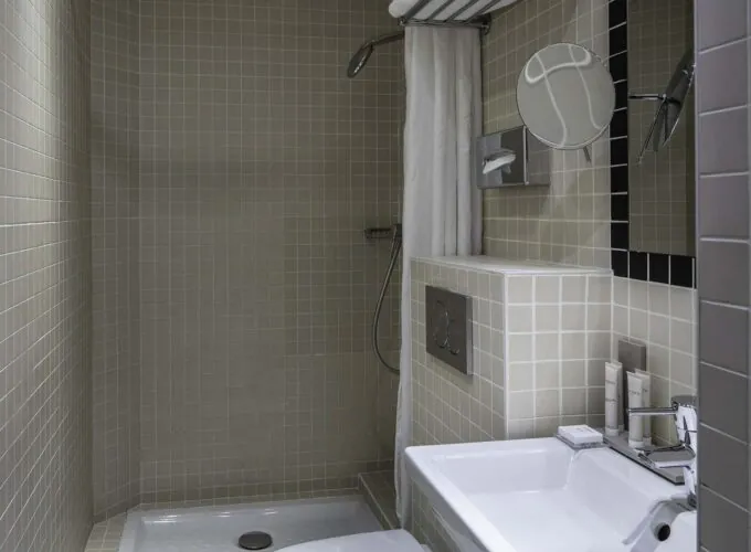 Salle de bain de la chambre Twin avec une douche et un lavabo à l’Hôtel Palm