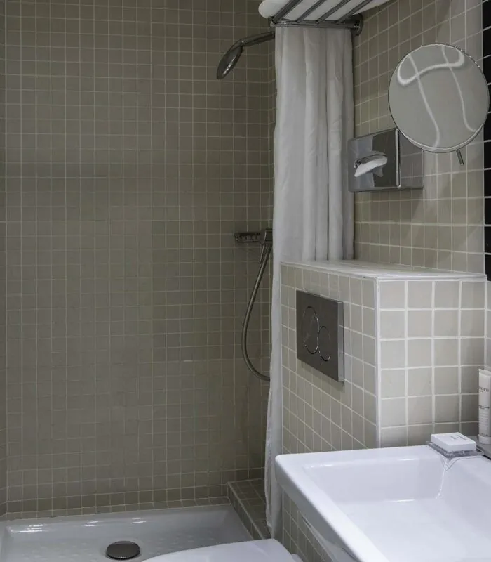 Salle de bain de la chambre Twin avec une douche et un lavabo à l’Hôtel Palm