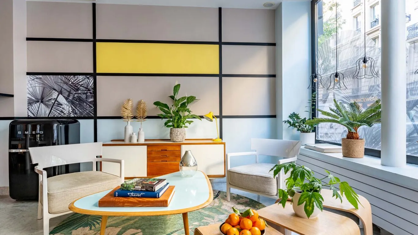 Vue du lobby de l’hôtel 3 étoiles Palm à Paris, un espace où l’originalité se mêle au confort, offrant une expérience unique et agréable