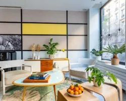 Vue du lobby de l’hôtel 3 étoiles Palm à Paris, un espace où l’originalité se mêle au confort, offrant une expérience unique et agréable