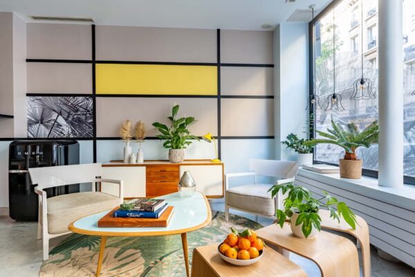 Vue du lobby de l’hôtel 3 étoiles Palm à Paris, un espace où l’originalité se mêle au confort, offrant une expérience unique et agréable