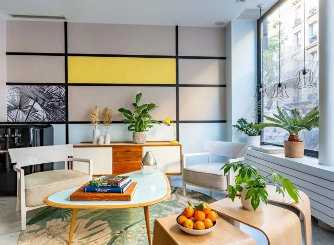 Vue du lobby de l’hôtel 3 étoiles Palm à Paris, un espace où l’originalité se mêle au confort, offrant une expérience unique et agréable