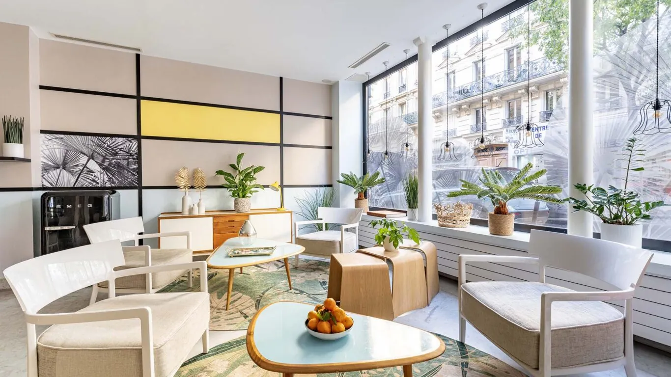 Vue du lobby de l’hôtel 3 étoiles Palm à Paris, un espace où l’originalité se mêle au confort, offrant une expérience unique et agréable