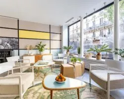 Vue du lobby de l’hôtel 3 étoiles Palm à Paris, un espace où l’originalité se mêle au confort, offrant une expérience unique et agréable