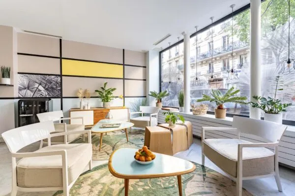 Vue du lobby de l’hôtel 3 étoiles Palm à Paris, un espace où l’originalité se mêle au confort, offrant une expérience unique et agréable