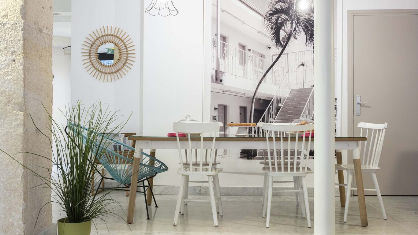 Vue du lobby de l’hôtel 3 étoiles Palm à Paris, un espace où l’originalité se mêle au confort, offrant une expérience unique et agréable