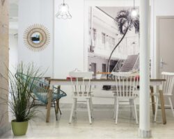 Vue du lobby de l’hôtel 3 étoiles Palm à Paris, un espace où l’originalité se mêle au confort, offrant une expérience unique et agréable