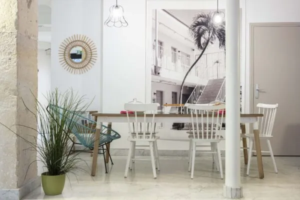 Vue du lobby de l’hôtel 3 étoiles Palm à Paris, un espace où l’originalité se mêle au confort, offrant une expérience unique et agréable