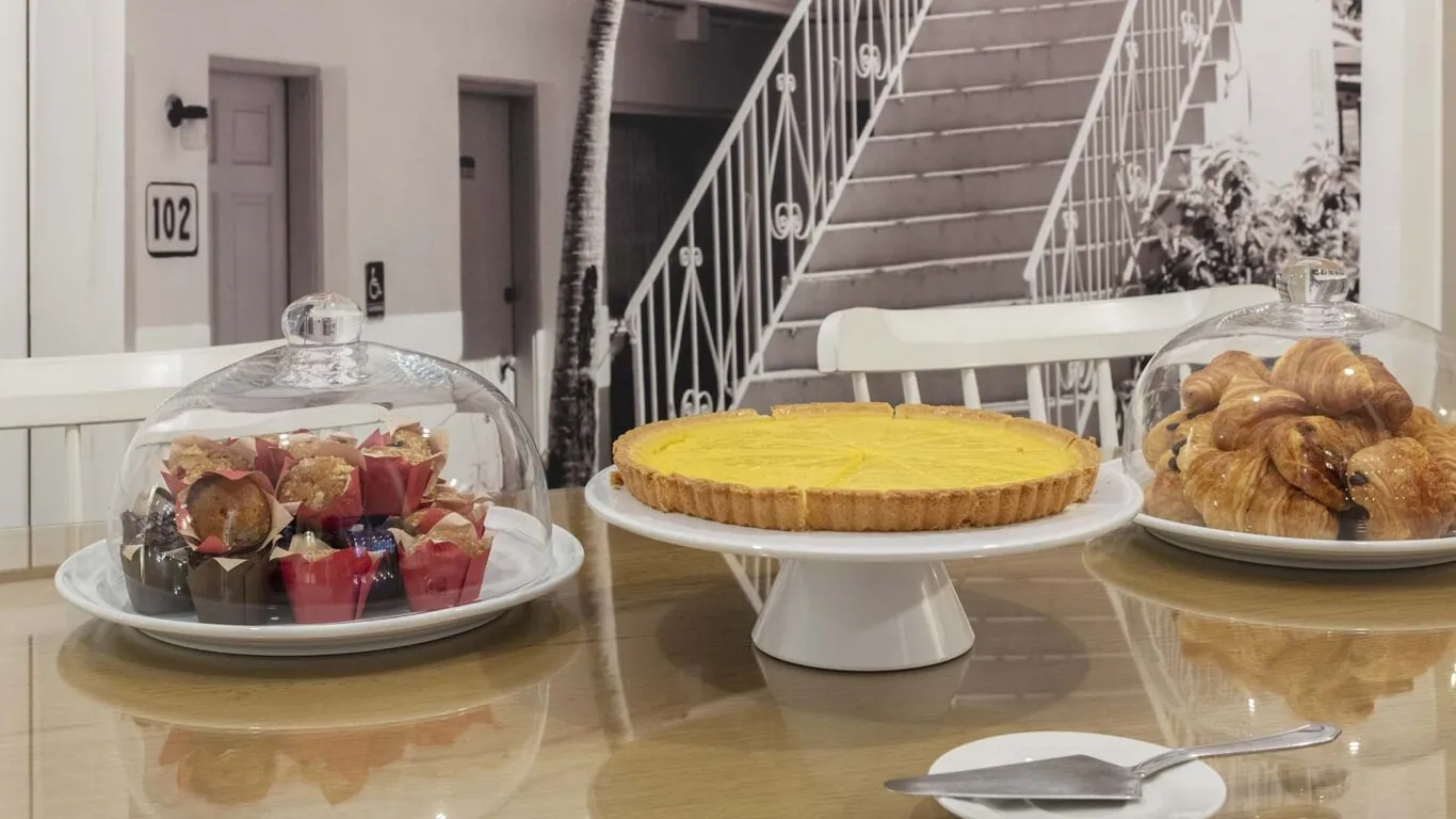 Boissons chaudes et froides, ainsi que de délicieux snacks, sont généreusement offerts pour votre confort et votre bien-être