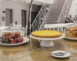 Boissons chaudes et froides, ainsi que de délicieux snacks, sont généreusement offerts pour votre confort et votre bien-être