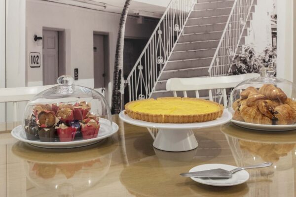 Boissons chaudes et froides, ainsi que de délicieux snacks, sont généreusement offerts pour votre confort et votre bien-être