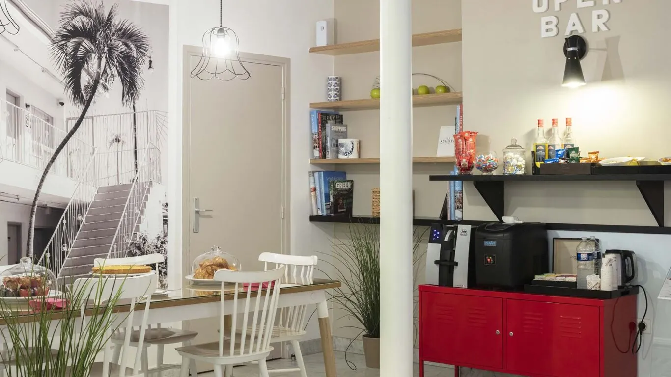 Boissons chaudes et froides, ainsi que de délicieux snacks, sont généreusement offerts pour votre confort et votre bien-être