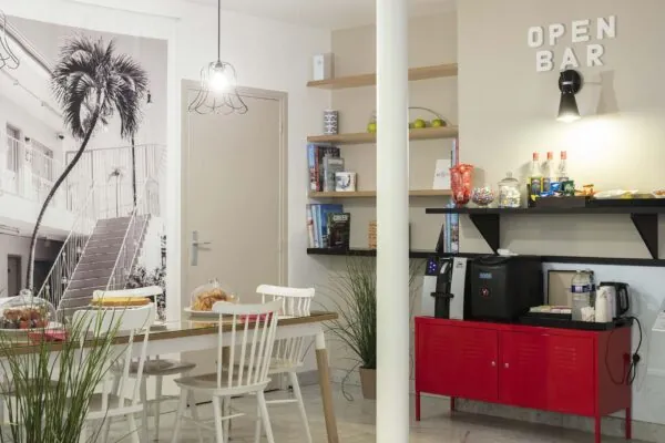 Boissons chaudes et froides, ainsi que de délicieux snacks, sont généreusement offerts pour votre confort et votre bien-être