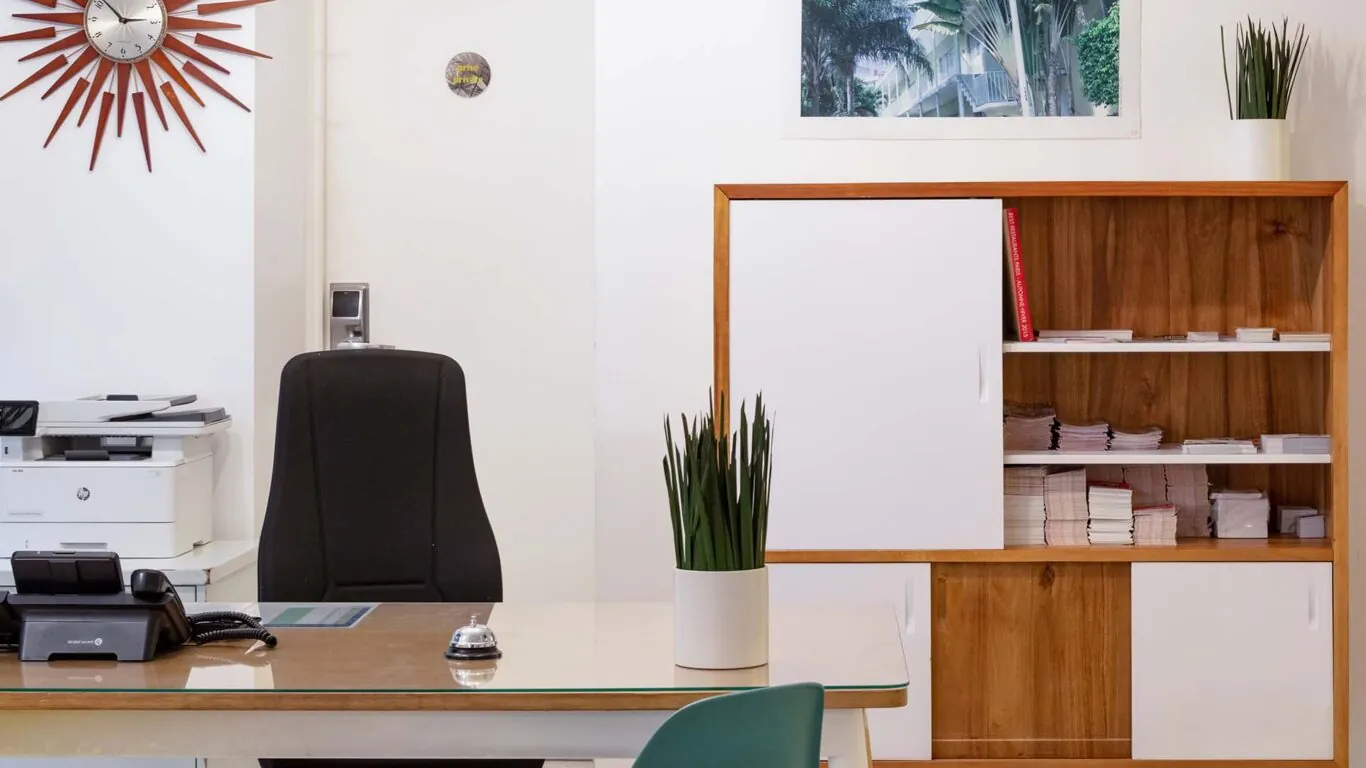 L’atmosphère de la réception de l’Hôtel Palm se caractérise par un accueil chaleureux et attentif