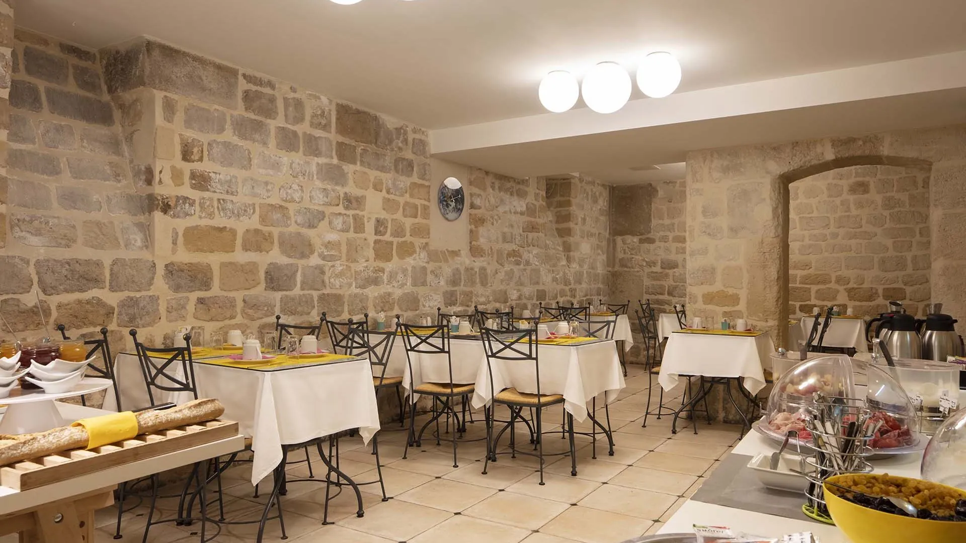 La salle de petit-déjeuner de l’Hôtel Palm offre un cadre chaleureux, idéal pour débuter la journée. Les hôtes y dégustent un buffet varié et copieux dans une ambiance conviviale et dynamique