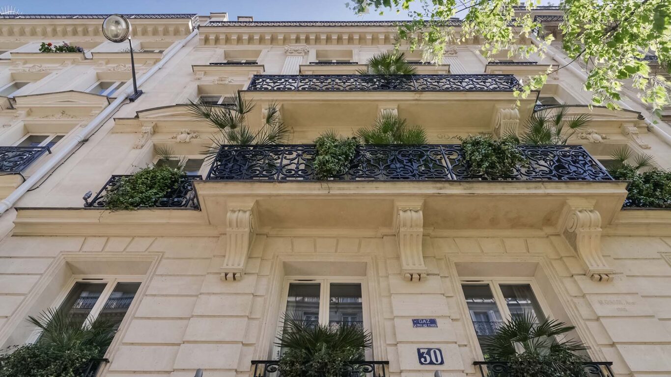 Vue extérieure de la façade de l’hôtel 3 étoiles Palm du groupe Astotel à Paris, 9e arrondissement
