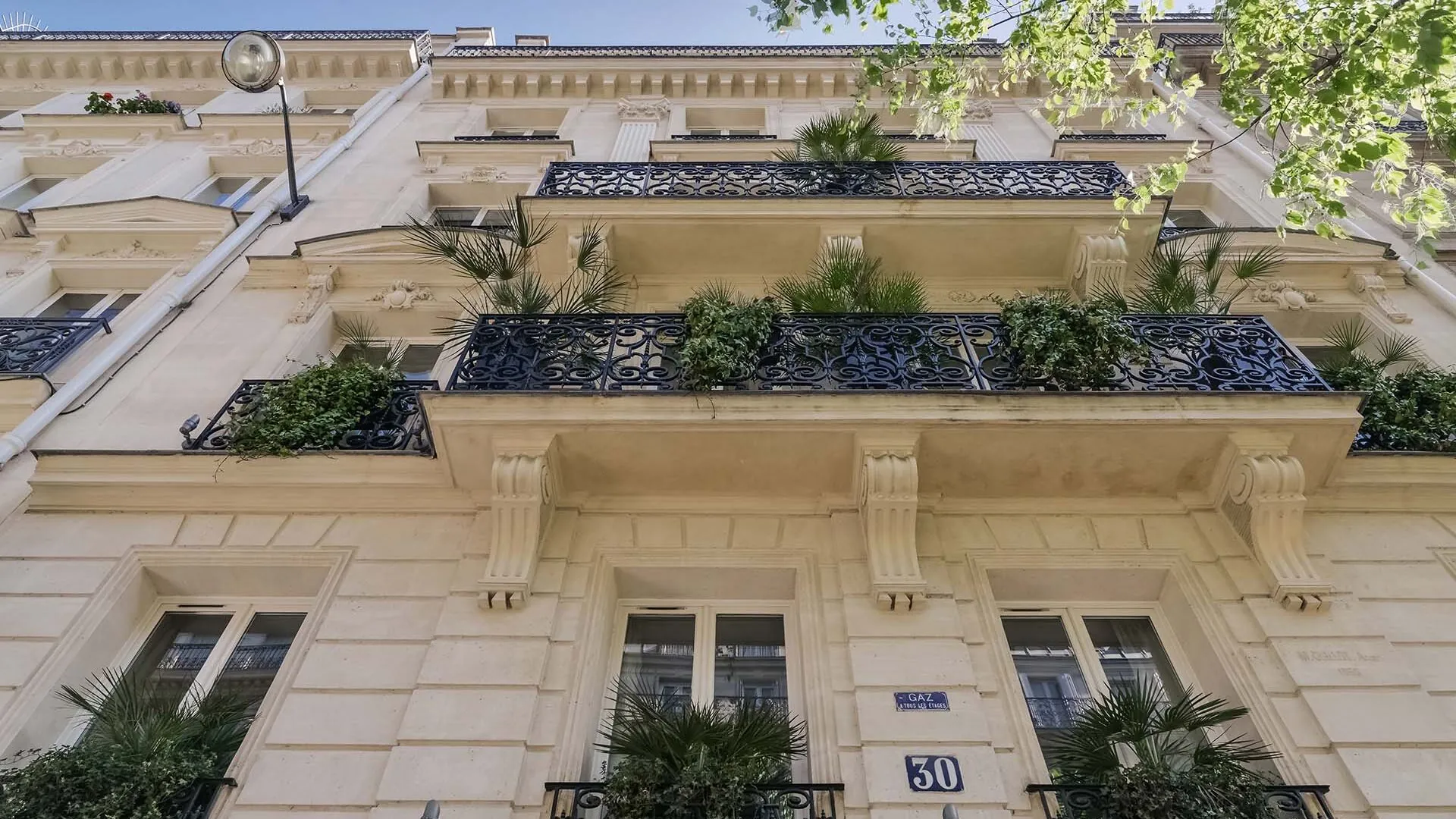 Vue extérieure de la façade de l’hôtel 3 étoiles Palm du groupe Astotel à Paris, 9e arrondissement