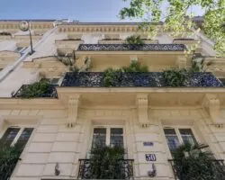 Vue extérieure de la façade de l’hôtel 3 étoiles Palm du groupe Astotel à Paris, 9e arrondissement