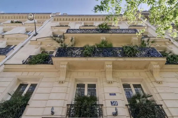Vue extérieure de la façade de l’hôtel 3 étoiles Palm du groupe Astotel à Paris, 9e arrondissement