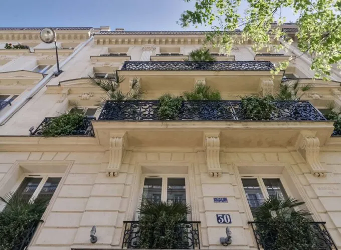Vue extérieure de la façade de l’hôtel 3 étoiles Palm du groupe Astotel à Paris, 9e arrondissement