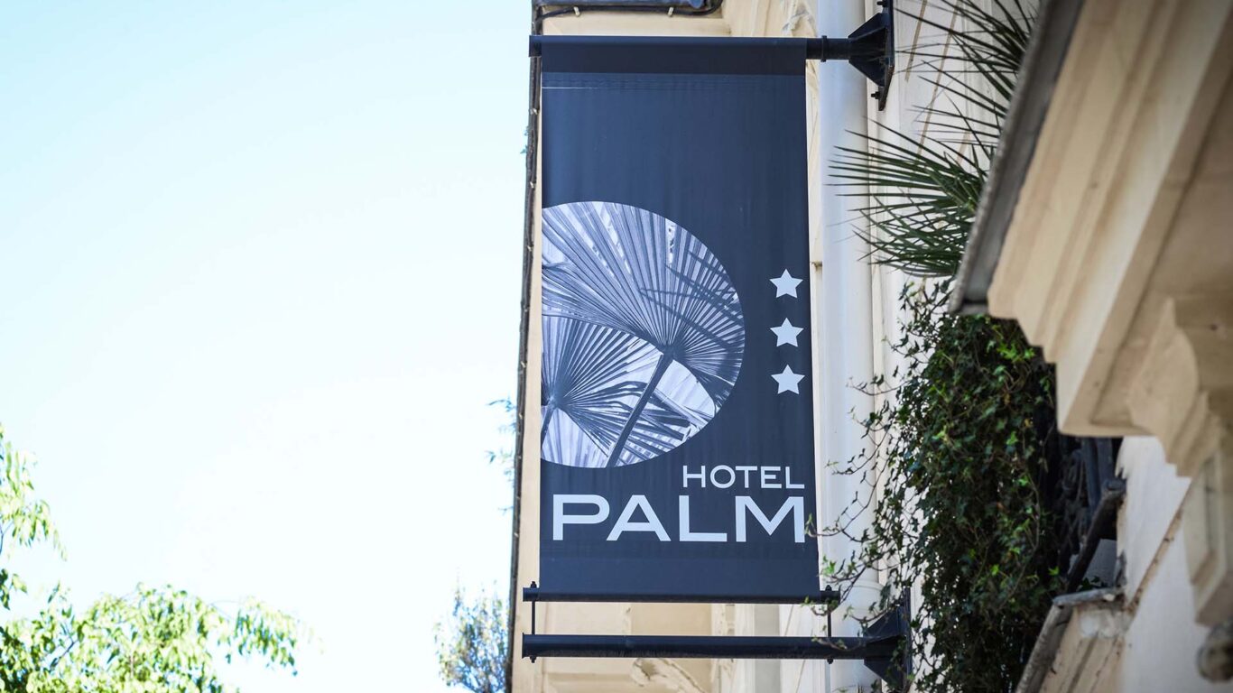 Vue extérieure de la façade de l’hôtel 3 étoiles Palm du groupe Astotel à Paris, 9e arrondissement