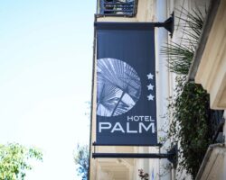 Vue extérieure de la façade de l’hôtel 3 étoiles Palm du groupe Astotel à Paris, 9e arrondissement