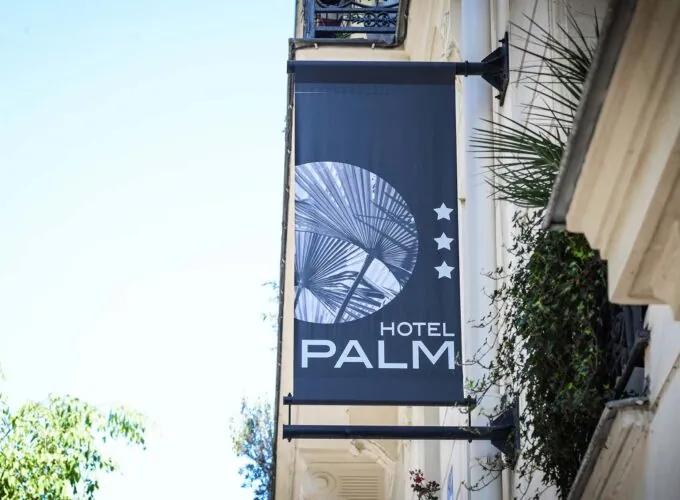 Vue extérieure de la façade de l’hôtel 3 étoiles Palm du groupe Astotel à Paris, 9e arrondissement