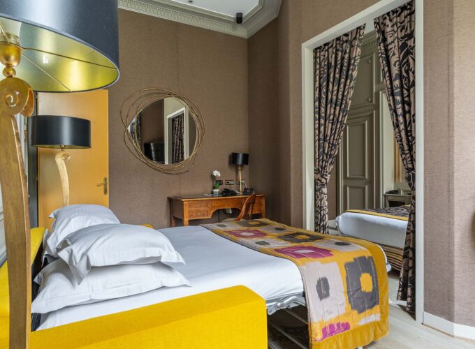 Chambre de l’Appartement Vue Jardin avec un lit, un bureau et un miroir à l’hôtel Regent’s Garden