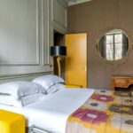 Appartement Vue Jardin avec un lit et un bureau à l’hôtel Regent’s Garden