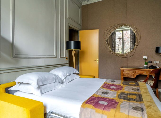 Appartement Vue Jardin avec un lit et un bureau à l’hôtel Regent’s Garden