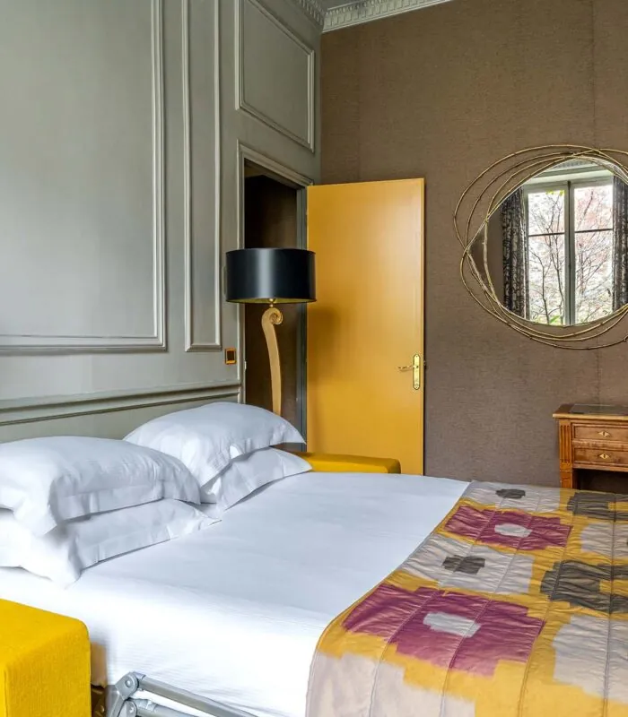 Appartement Vue Jardin avec un lit et un bureau à l’hôtel Regent’s Garden