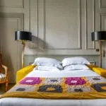 Lit de l’Appartement Vue Jardin avec une couverture à l’hôtel Regent’s Garden