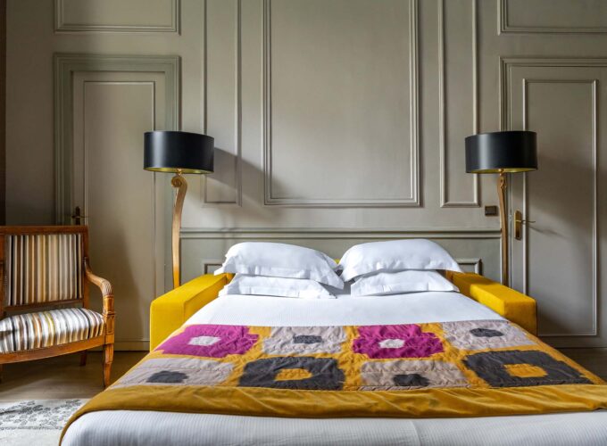 Lit de l’Appartement Vue Jardin avec une couverture à l’hôtel Regent’s Garden