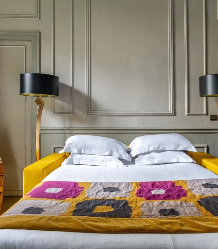 Lit de l’Appartement Vue Jardin avec une couverture à l’hôtel Regent’s Garden