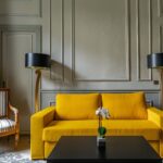 Salon de l’Appartement Vue Jardin avec un canapé jaune et deux lampes noires à l’hôtel Regent’s Garden