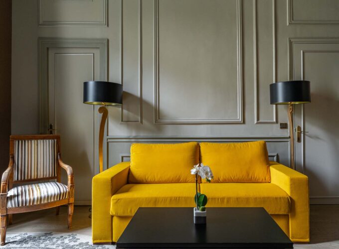 Salon de l’Appartement Vue Jardin avec un canapé jaune et deux lampes noires à l’hôtel Regent’s Garden