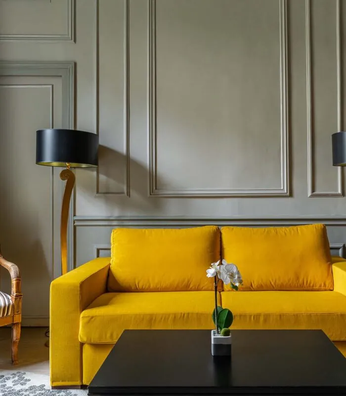 Salon de l’Appartement Vue Jardin avec un canapé jaune et deux lampes noires à l’hôtel Regent’s Garden