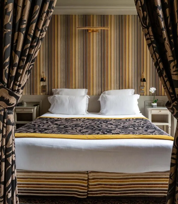 Appartement Vue Jardin avec un lit et du papier peint à rayures à l’hôtel Regent’s Garden